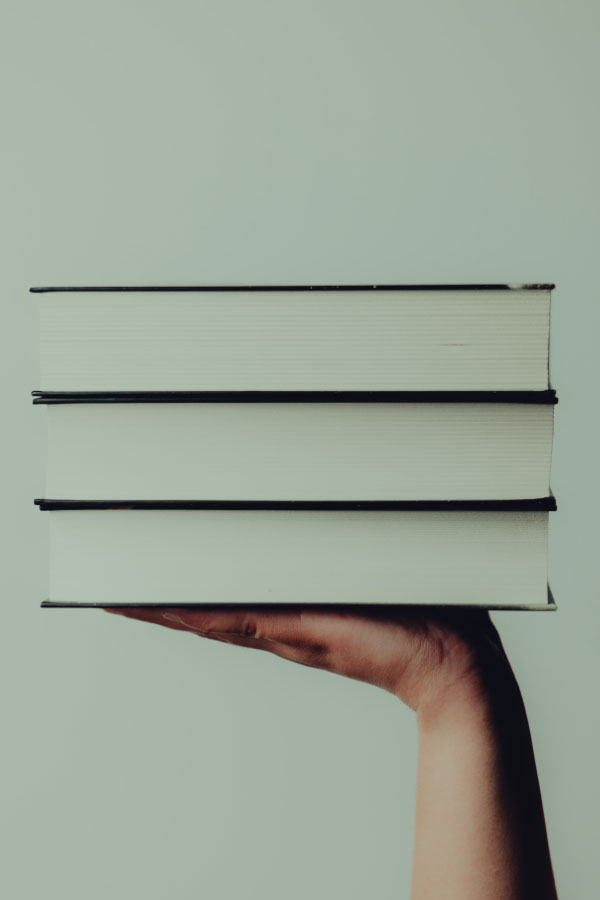 mano-sosteniendo-libros libros